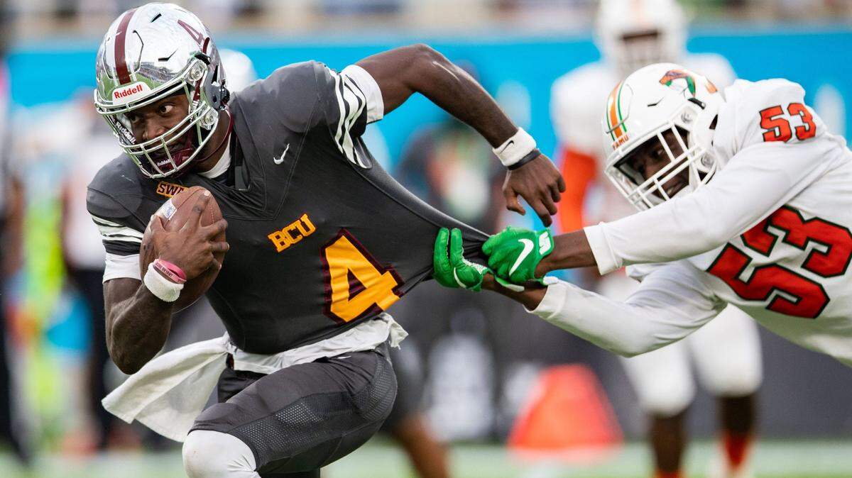 Bethune Cookman Wildcats quarterback Jalon Jones (4) runs the ball. The FAMU Rattlers defeated the BCU Wildcats 41-20 during the annual Florida Classic at Camping World Stadium on Saturday, Nov. 19, 2022.