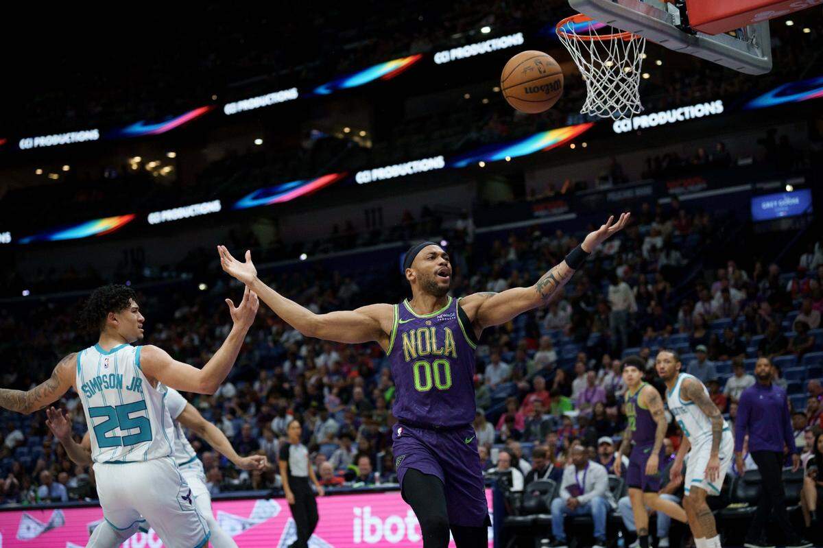 New Orleans Pelicans forward Bruce Brown (00) calls for a foul while shooting against Charlotte Hornets guard KJ Simpson (25) during the first half at Smoothie King Center.