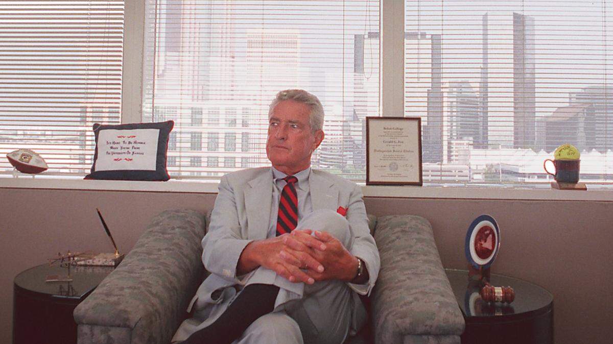 Former Mecklenburg County Manager Jerry Fox, shown in his office in 1998, died Wednesday at age 91.