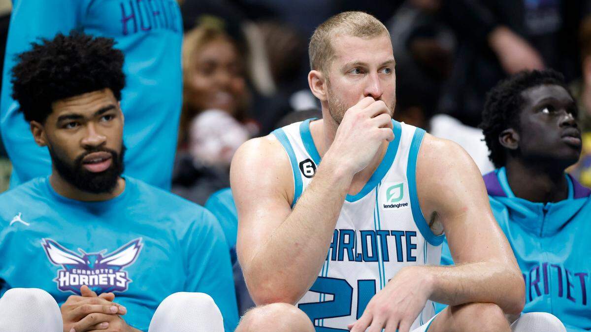 Charlotte Hornets center Nick Richards (4) Charlotte Hornets center Mason Plumlee (24) and Charlotte Hornets forward JT Thor (21) sit on the bench late in the fourth quarter during a game against the Sacramento Kings at Spectrum Center in Charlotte, N.C., Monday, Oct. 31, 2022.