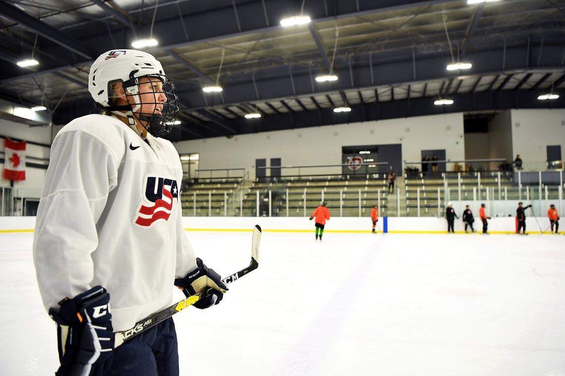 Kendall Coyne Schofield practices with the Ducks’ under-16 boys team at Great Park Ice in Irvine on Tuesday, Oct. 1, 2019. (Christina House/Los Angeles Times/TNS)