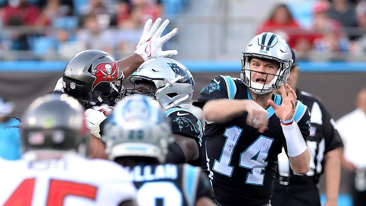 Carolina Panthers quarterback Sam Darnold, right, will start Sunday at the New Orleans Saints.
