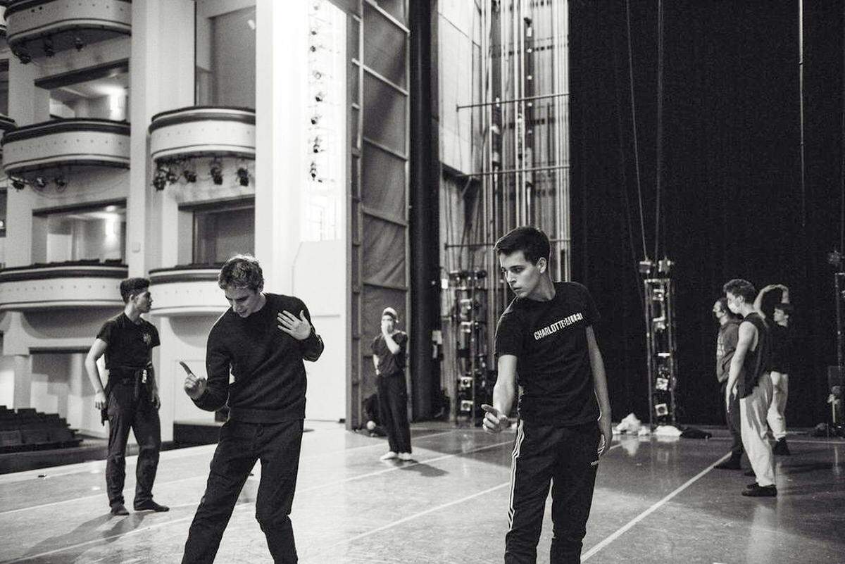 Charlotte Ballet Artistic Director Alejandro Cerrudo working with company members.