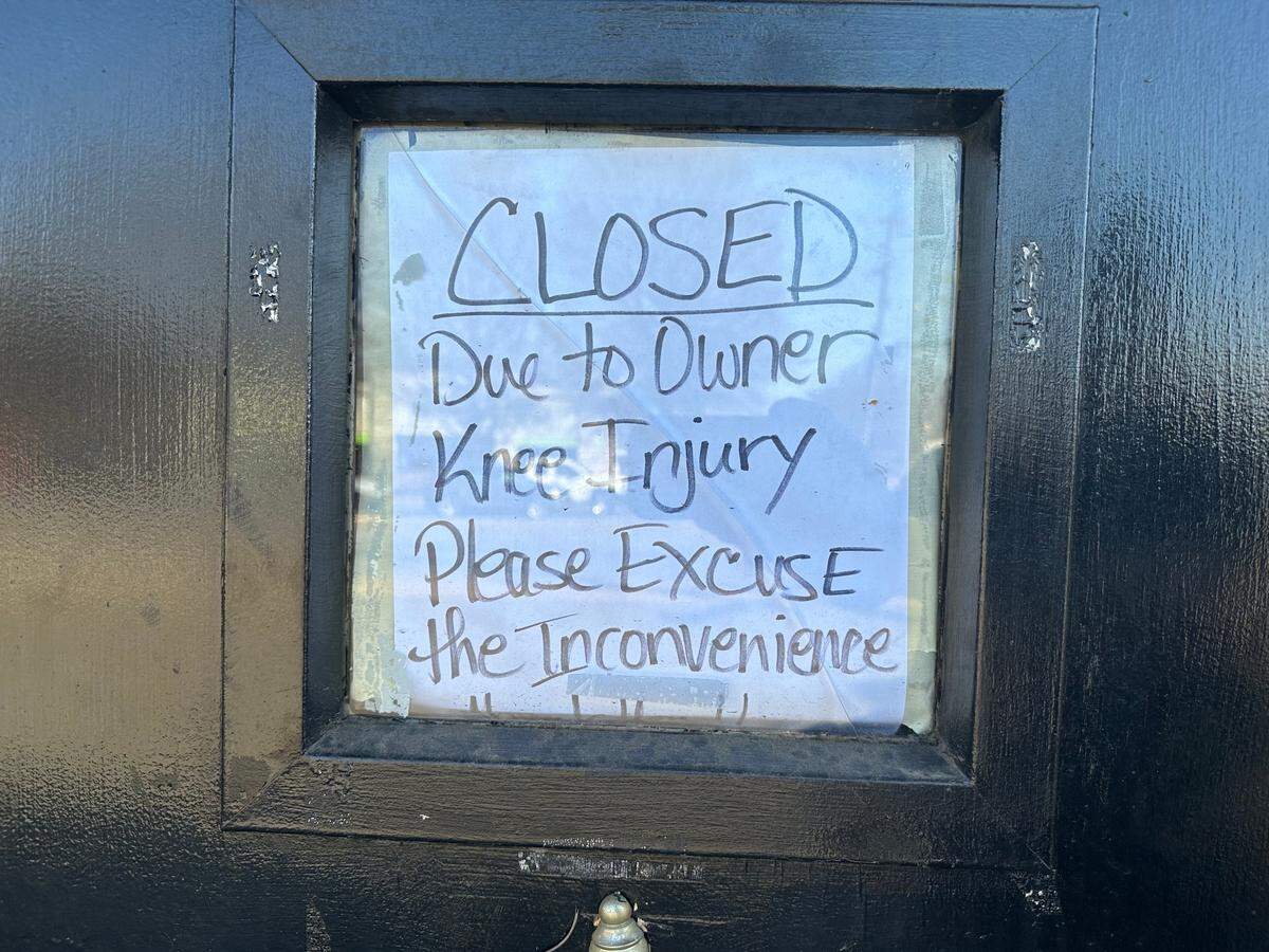 A note on the door at Gus’ Sir Beef apologizes for the restaurant’s closure.