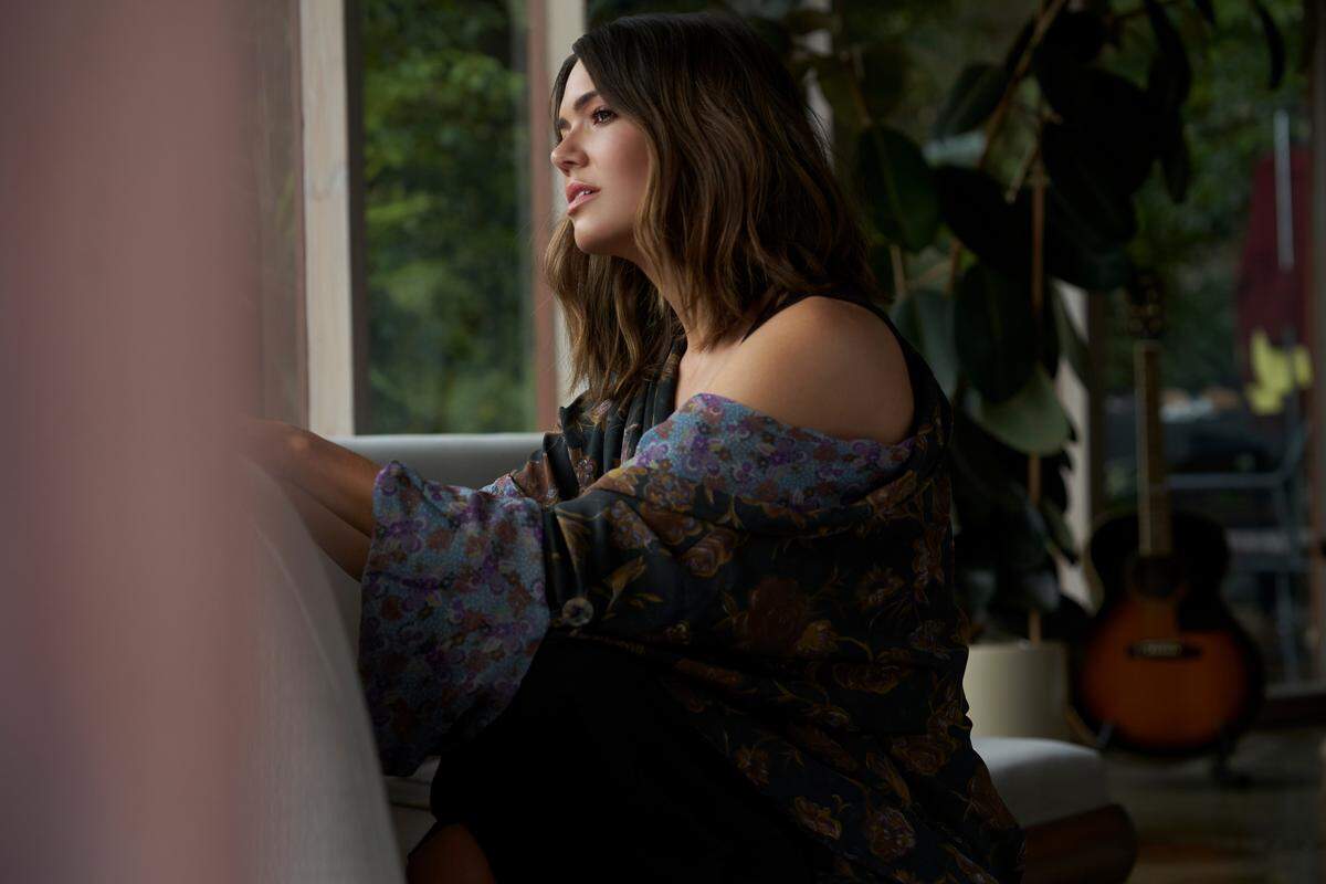 On March 6, Mandy Moore will release her seventh studio album, “Silver Landings,” her first in 10 years. The title is a reference to a lyric on the album’s last song: “Reaching for golden ribbons up in the air/But I’m looking for silver landings.”