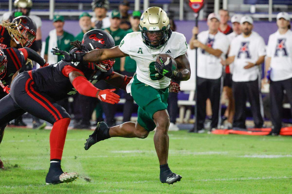 USF running back Kelley Joiner (8) gets past FAU defensive end Chris Jones (49) during the second half of their Nov. 1 game. Reinhold Matay-Imagn Images