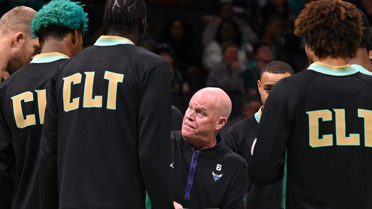 Charlotte Hornets head coach Steve Clifford speaks to the team prior to action against the Atlanta Hawks on Friday, December 16, 2022 at Spectrum Center in Charlotte, NC.