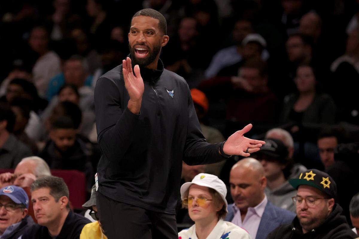 Charlotte Hornets head coach Charles Lee coaches against the Brooklyn Nets during the first quarter at Barclays Center. 