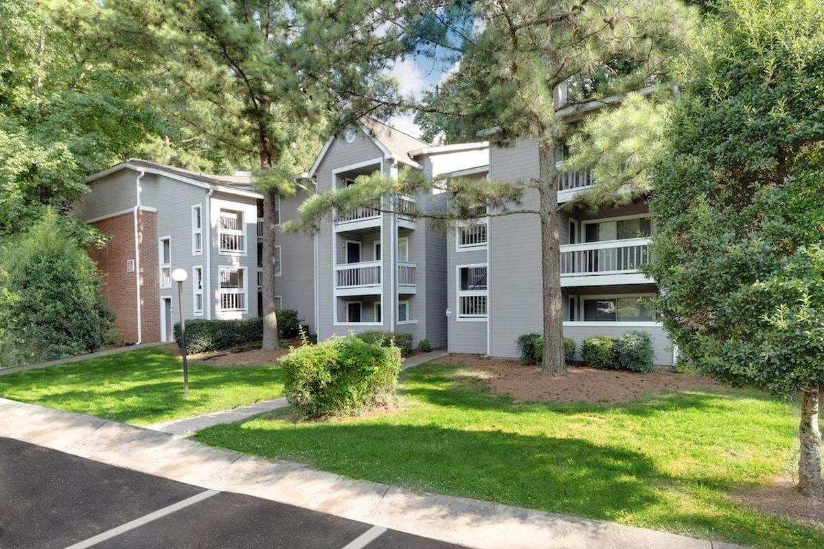 Roof Above has purchased HillRock Estates in east Charlotte to provide affordable housing and supportive housing, including for health care workers and people experiencing chronic homelessness. Roof Above, the new name of the merged Men’s Shelter of Charlotte and Urban Ministry Center, hails it as an innovation to preserve existing affordable housing.