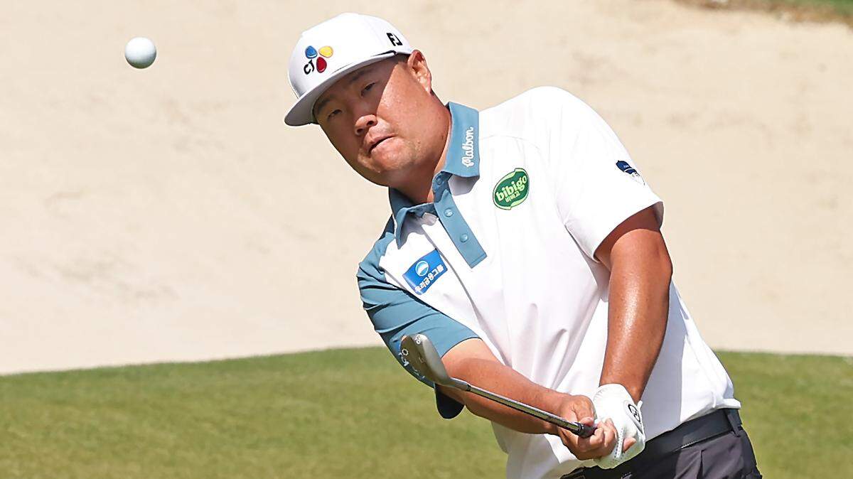 Sungjae Im chips onto the 15th green during Round 2 of the Truist Championship at Quail Hollow Club on Friday, May 8, 2026.