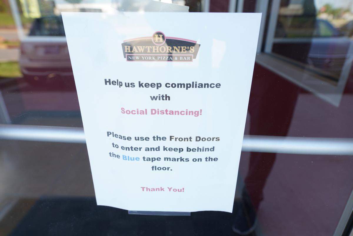 Hawthorne’s New York Pizza & Bar in Oakhurst on April 4, 2020, during the COVID-19 pandemic.