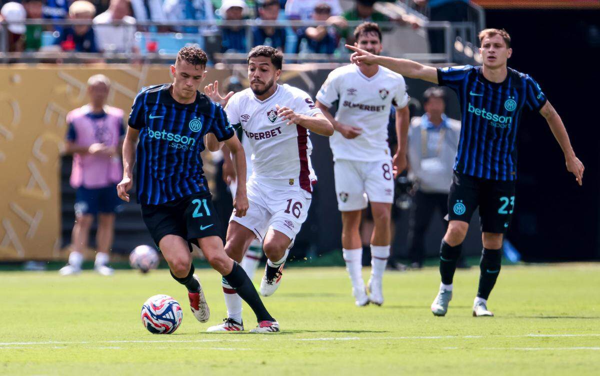 Jun 30, 2025; Charlotte, North Carolina, USA; FC Inter Milan midfielder Kristjan Asllani (21) and Fluminense FC midfielder Nonato (16) battle for the ball during the second half during a round of 16 match of the 2025 FIFA Club World Cup at Bank of America Stadium.