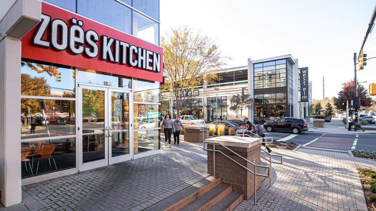 The Metropolitan houses upscale boutiques, fast-casual eateries and beloved neighborhood staples (read: Trader Joe’s).