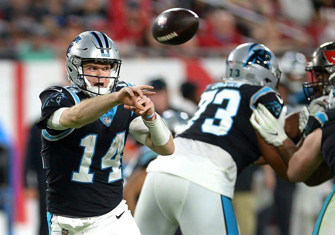Carolina Panthers quarterback Sam Darnold hurries to get a pass off during third quarter action against the Tampa Bay Buccaneers at Raymond James Stadium in Tampa, Fl. on Sunday, January 9, 2022. The Panthers lost to the Buccaneers 41-17.