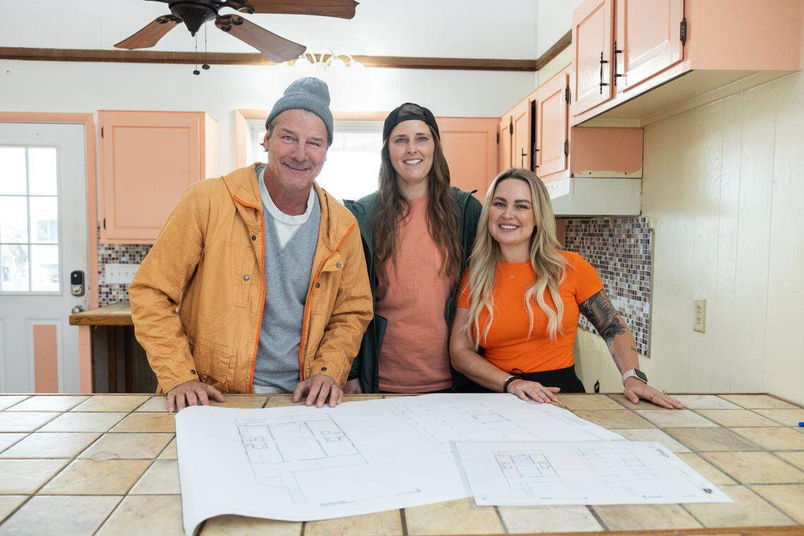 Ty Pennington with Kristin and Chyenne Smith on Season 4 of HGTV’s ”Battle on the Beach.”