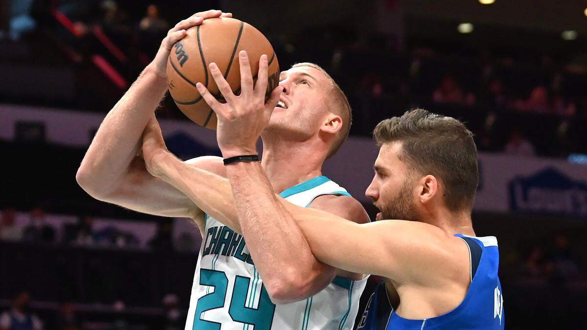 Charlotte Hornets center Mason Plumlee, left, is fouled by Dallas Mavericks forward/center Maxi Kleber, during a game in October at Spectrum Center. Opposing teams have taken advantage of Plumlee late in games.