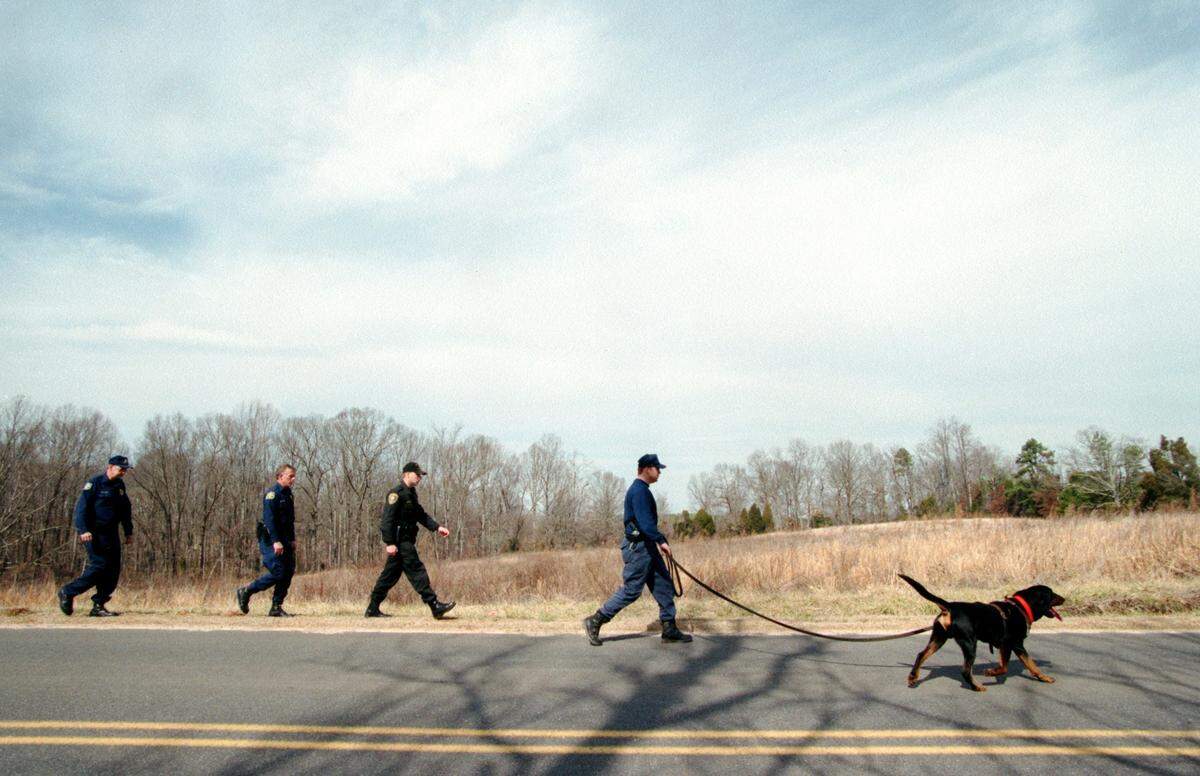 Prison Emergency Response Team members and Cleveland County sheriff’s deputies search along New Prospect Road in Cleveland County on Wednesday, Feb. 16, 2000, for Asha Degree, 9, who was last seen two days earlier. For the third day in a row, volunteers walked through fields, searched in undergrowth and waited for word in the hunt for the missing girl north of Shelby in rural Cleveland County.