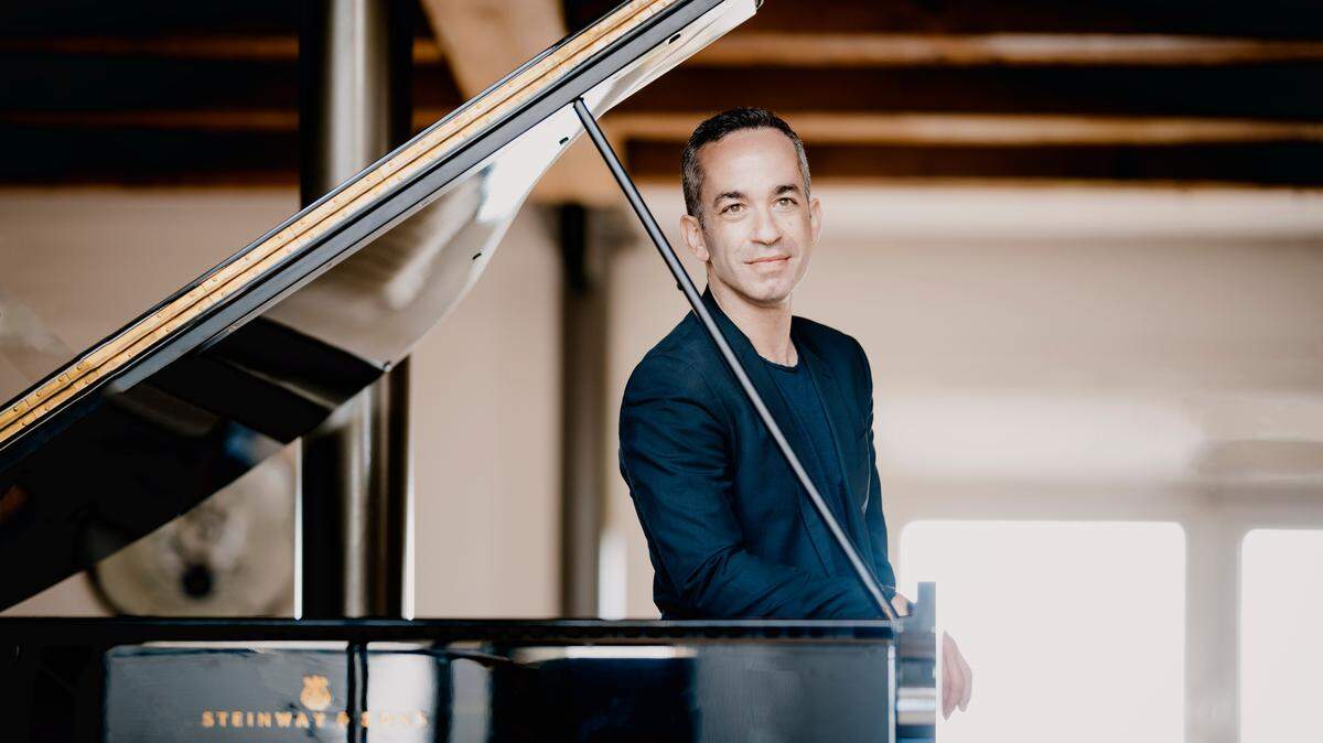 Inon Barnatan made his debut with the Charlotte Symphony Orchestra on Friday night, playing the First Piano Concerto in a program of ‘Tchaikovsky’s greatest hits.’ Photo: Marco Borggreve