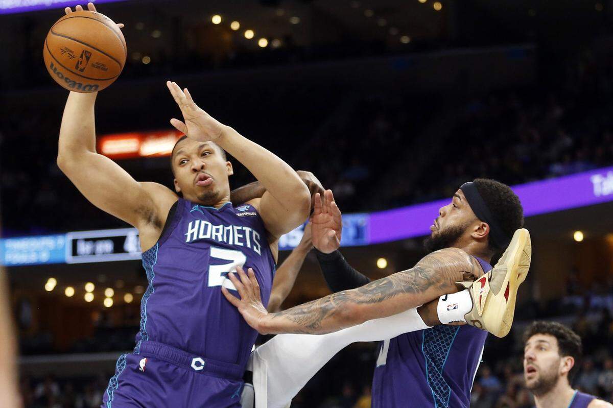Charlotte Hornets forward Grant Williams (2), Memphis Grizzlies guard Dejon Jarreau (77) and Charlotte Hornets forward Miles Bridges (0) battle for a rebound during the first half at FedExForum.