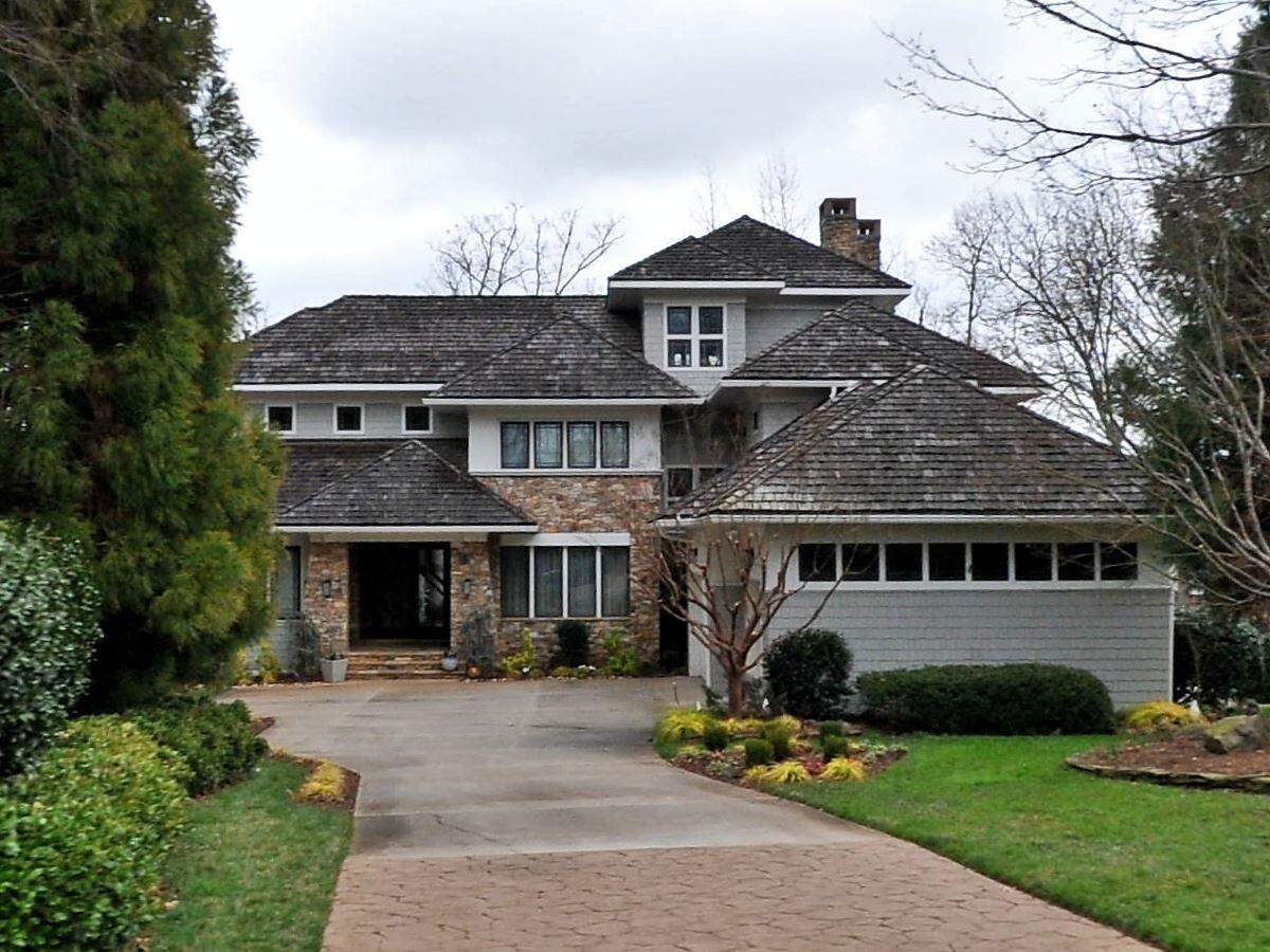 A construction worker fell off a Lake Norman waterfront mansion in Cornelius on Wednesday, June 5, 2019, and died, Cornelius police said in an incident report. This photo of the home, taken on Feb. 15, 2018, appears on Mecklenburg County’s property tax listing website.