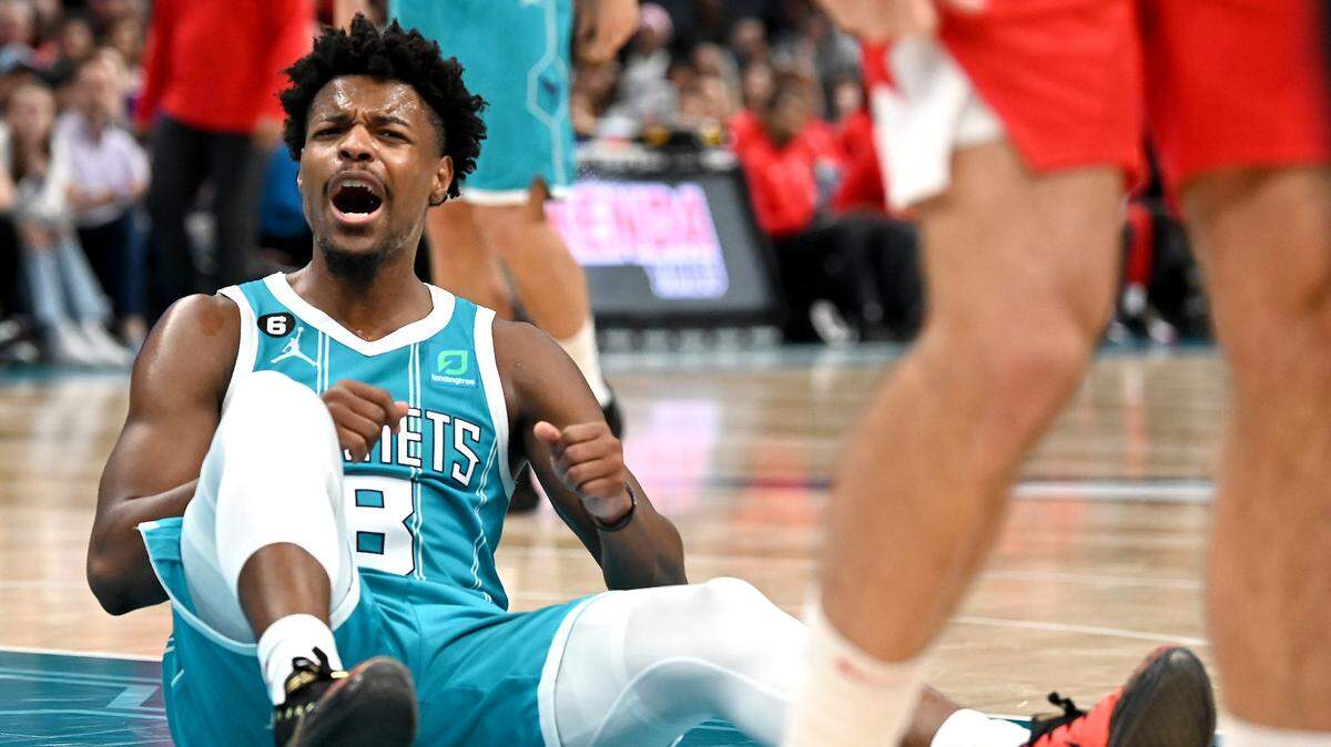 Charlotte Hornets guard Dennis Smith Jr., isn’t pleased with an officials lack of a call during second half action against the Washington Wizards at Spectrum Center in Charlotte, NC on Monday, November 7, 2022. The Wizards defeated the Hornets 108-100.