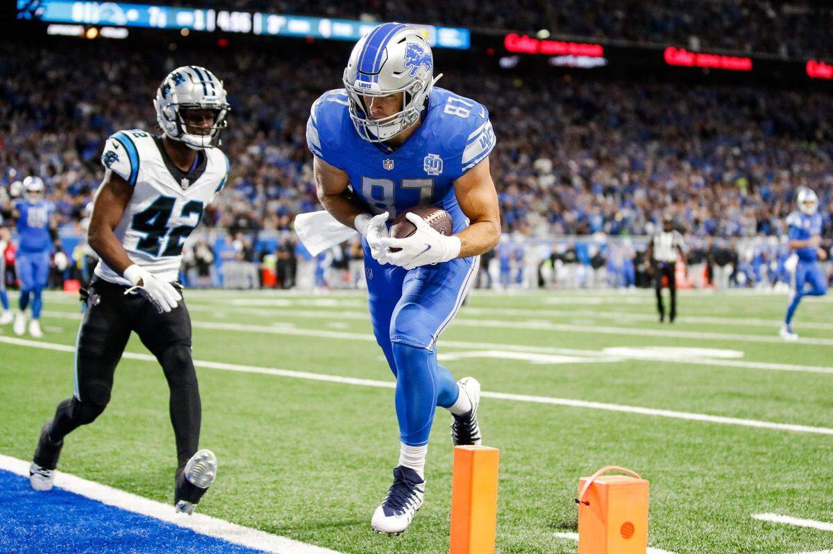 Lions tight end Sam LaPorta makes a catch for a touchdown against the Panthers during the first half on Sunday, Oct. 8, 2023, at Ford Field.