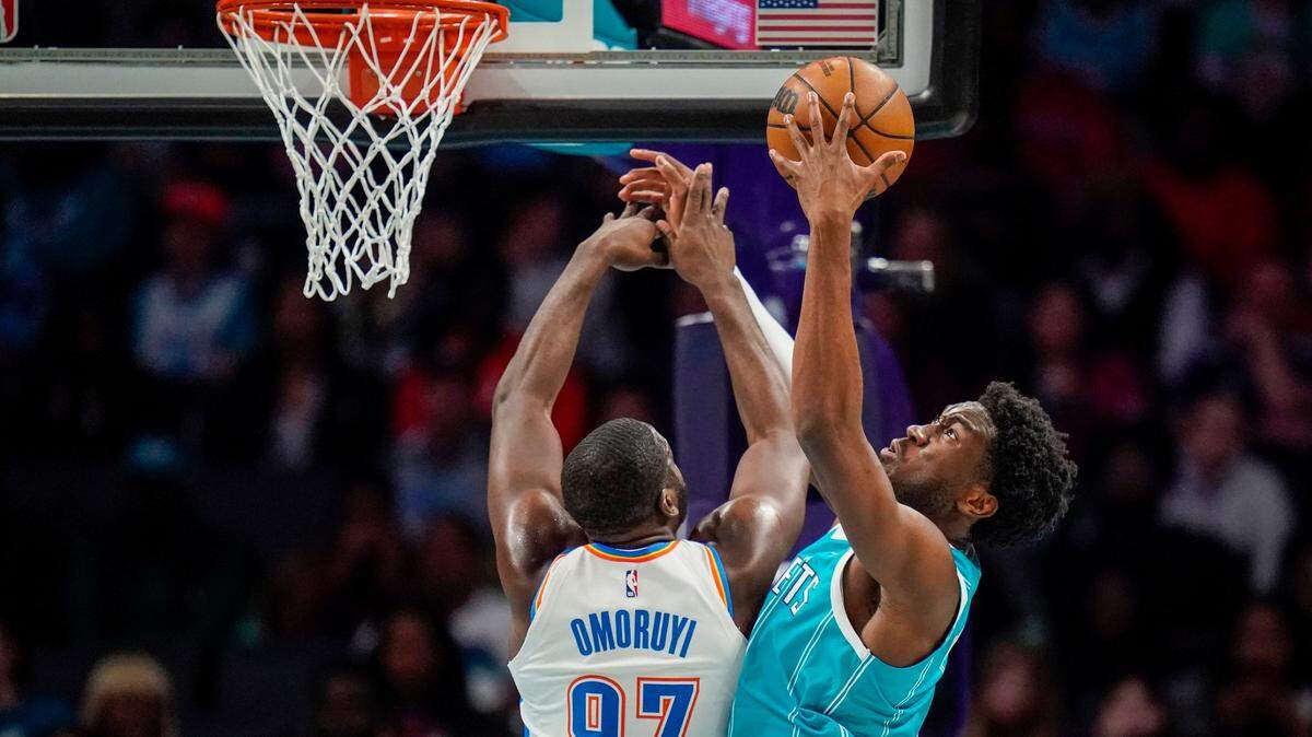Charlotte Hornets center Mark Williams, right, grabs a rebound over Oklahoma City Thunder forward Eugene Omoruyi, left, during the first half of an NBA basketball game Thursday, Dec. 29, 2022, in Charlotte, N.C. (AP Photo/Rusty Jones)