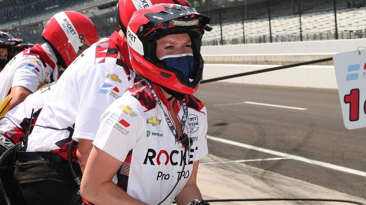 In a matter of a few months, 26-year-old Amanda Frayer of Concord went from serving plates of pasta and pampering poodles to being able to change the tire on an IndyCar in five seconds.