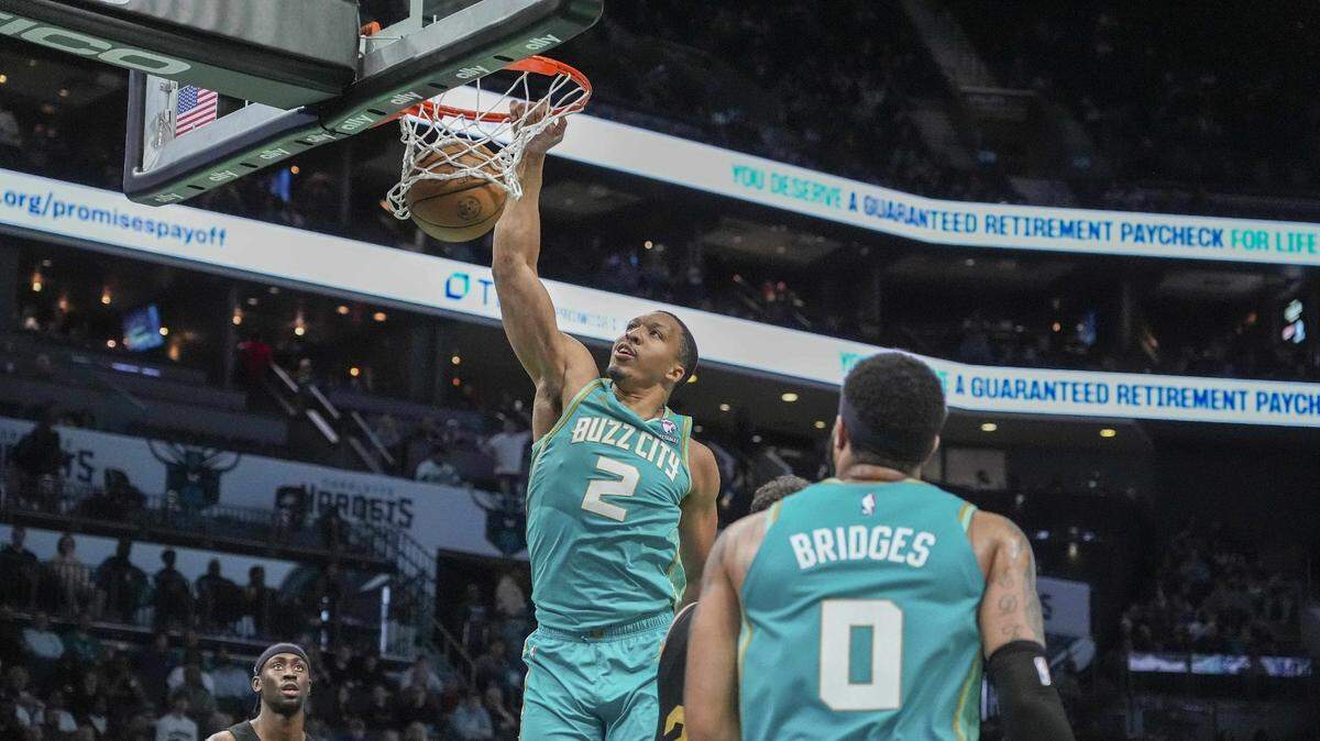 Charlotte Hornets forward Grant Williams (2) goes to the basket against the Cleveland Cavaliers during the second half at Spectrum Center.