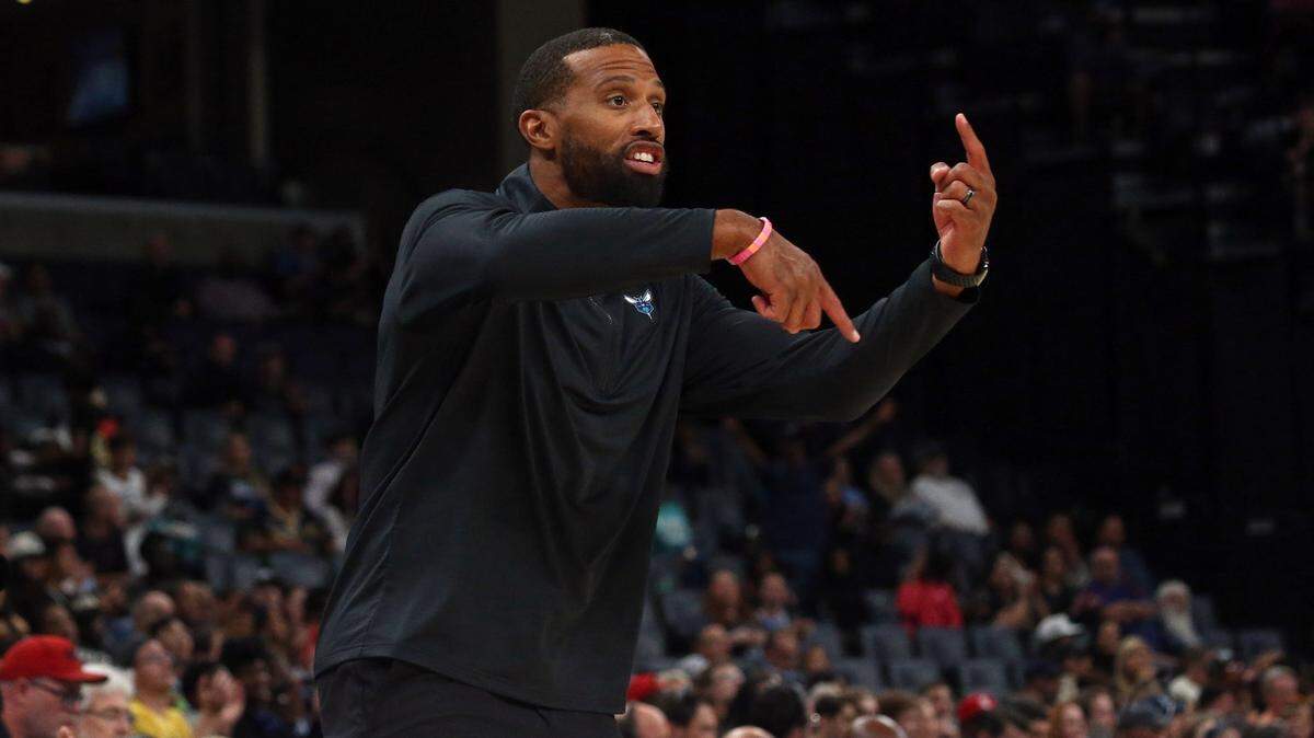 Charlotte Hornets head coach Charles Lee gives direction during the second half against the Memphis Grizzlies at FedEx