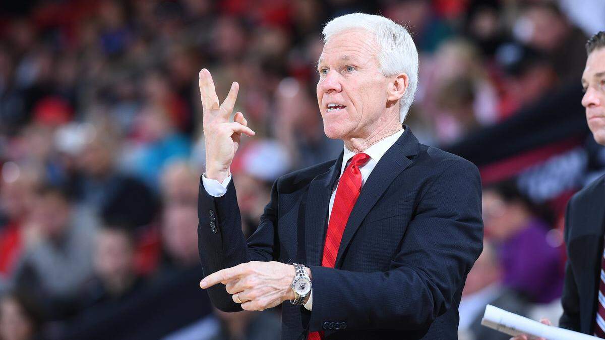 Davidson basketball coach Bob McKillop received commitments from two high school starts this week.