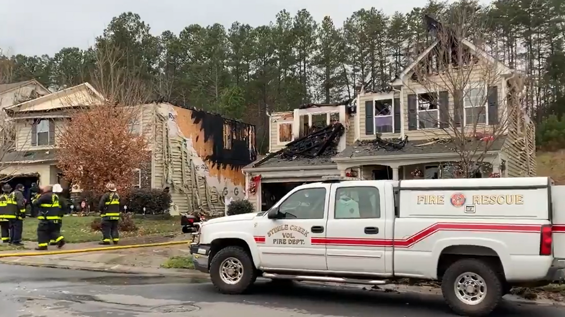 Firefighters hurt battling massive, multiple-home fire in Charlotte’s Steele Creek area
