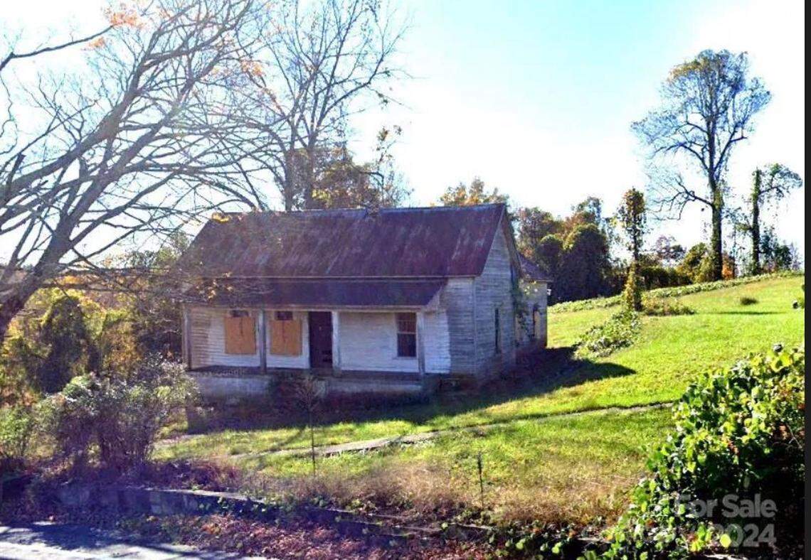 The property includes 20 mill homes from 1905.