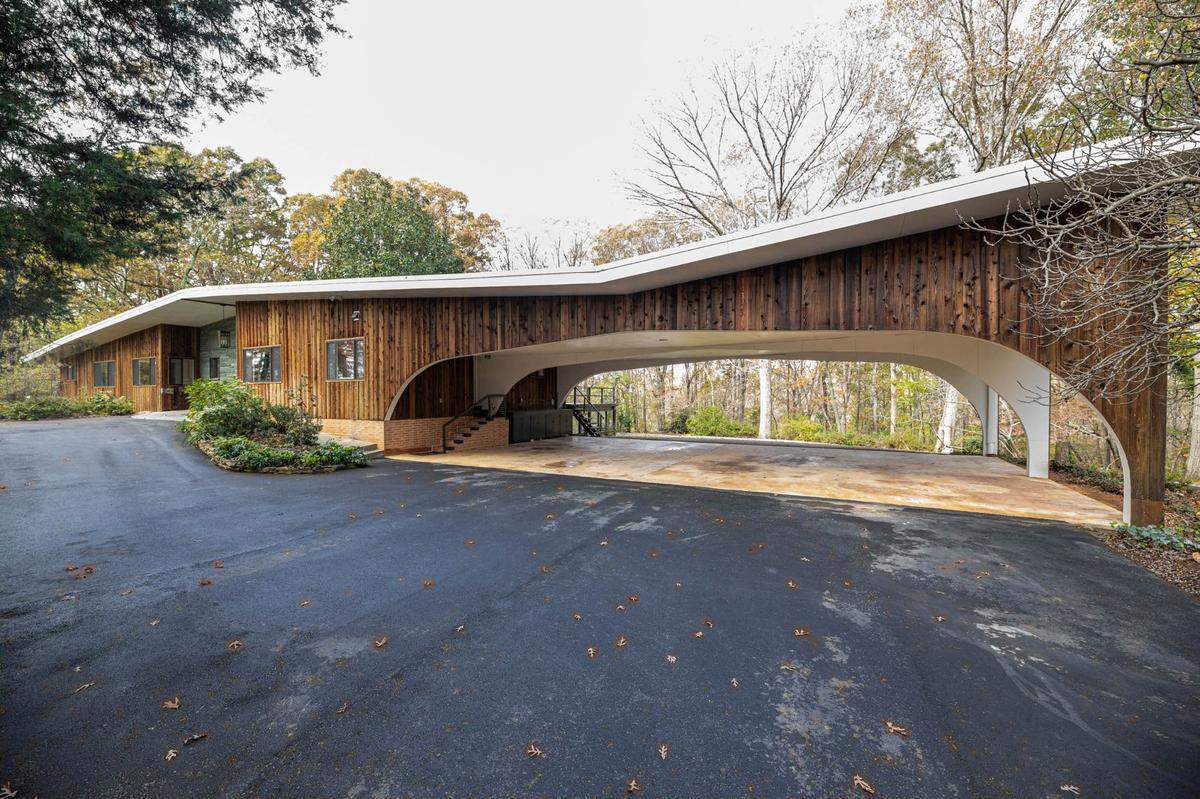 This Midcentury Modern home in Aero Plantation recently sold for $1.275 million. Check out the area to the right – is it a carport or an plane port? The answer is both, actually.