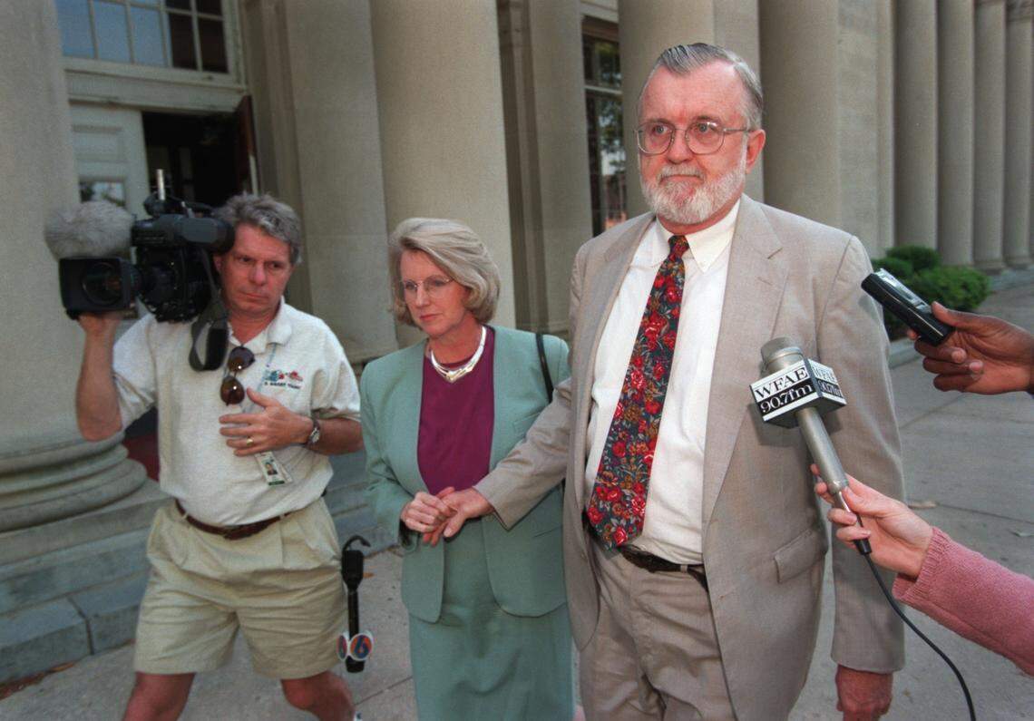 Bill Culp (right) was sentenced to 30 months in prison in 1999 for accepting bribes and kickbacks in a voting-machine scandal. Culp died this month in Beaufort, S.C. He was 78.