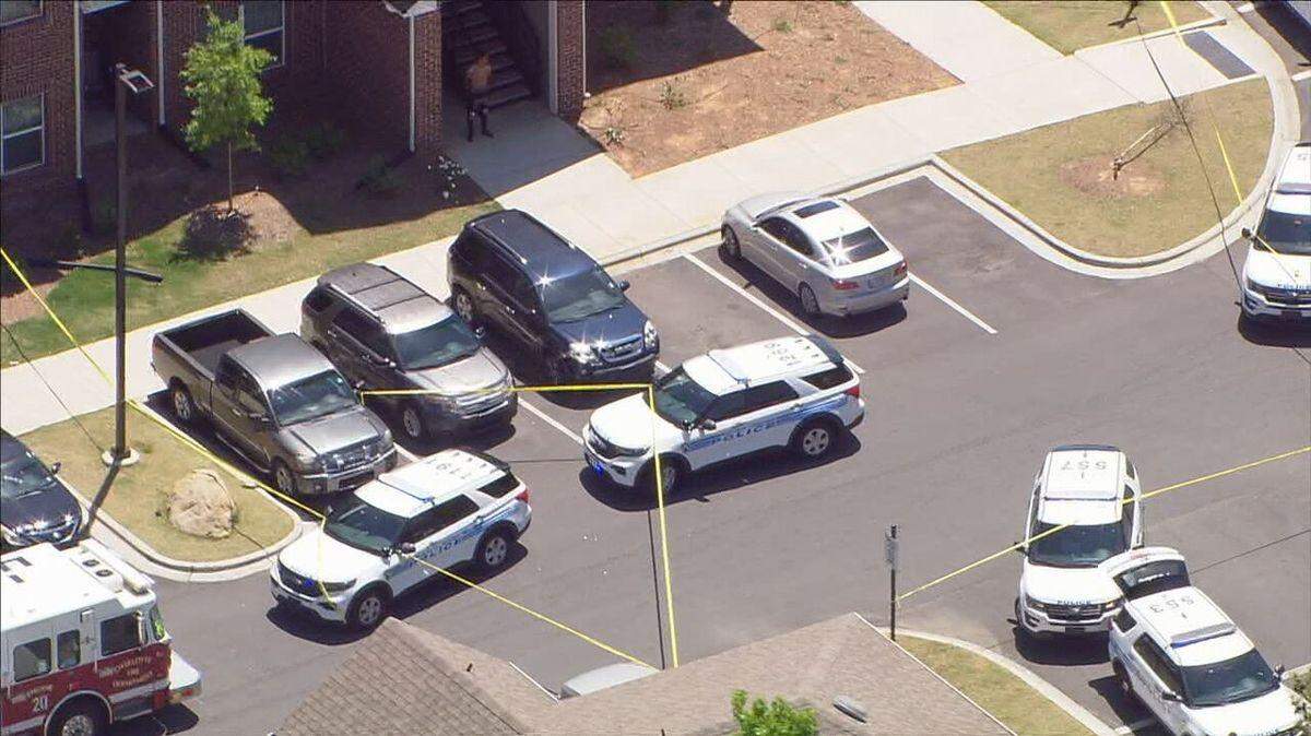 Charlotte-Mecklenburg Police units respond to an apartment complex near Arrowood and Nations Ford roads on Tuesday, May 17, 2022.