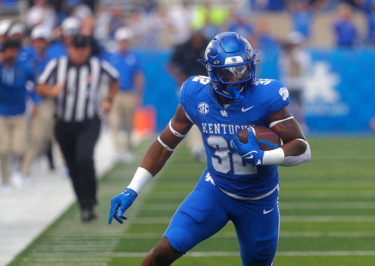 Kentucky’s Trevin Wallace recovers the fumble in a 2023 game against Florida State.