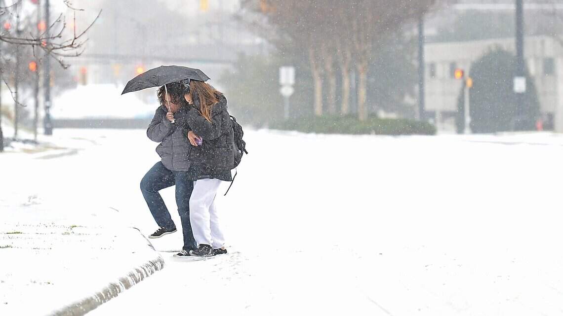 Charlotte expecting snow, ice this weekend: Here are businesses closing, adjusting hours