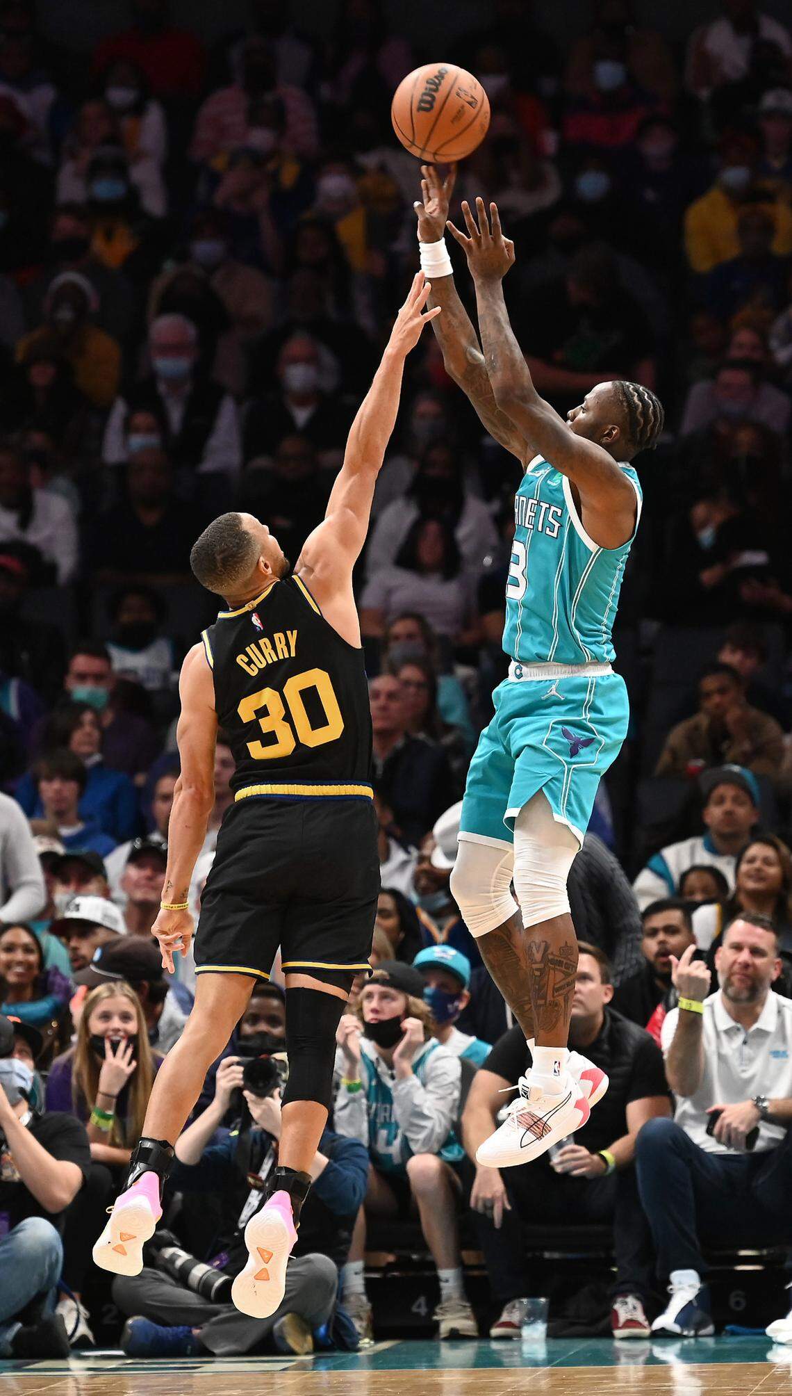 Terry Rozier (shooting) outplayed Golden State’s Steph Curry in the fourth quarter, outscoring Curry 9-4 in a 106-102 Charlotte win.