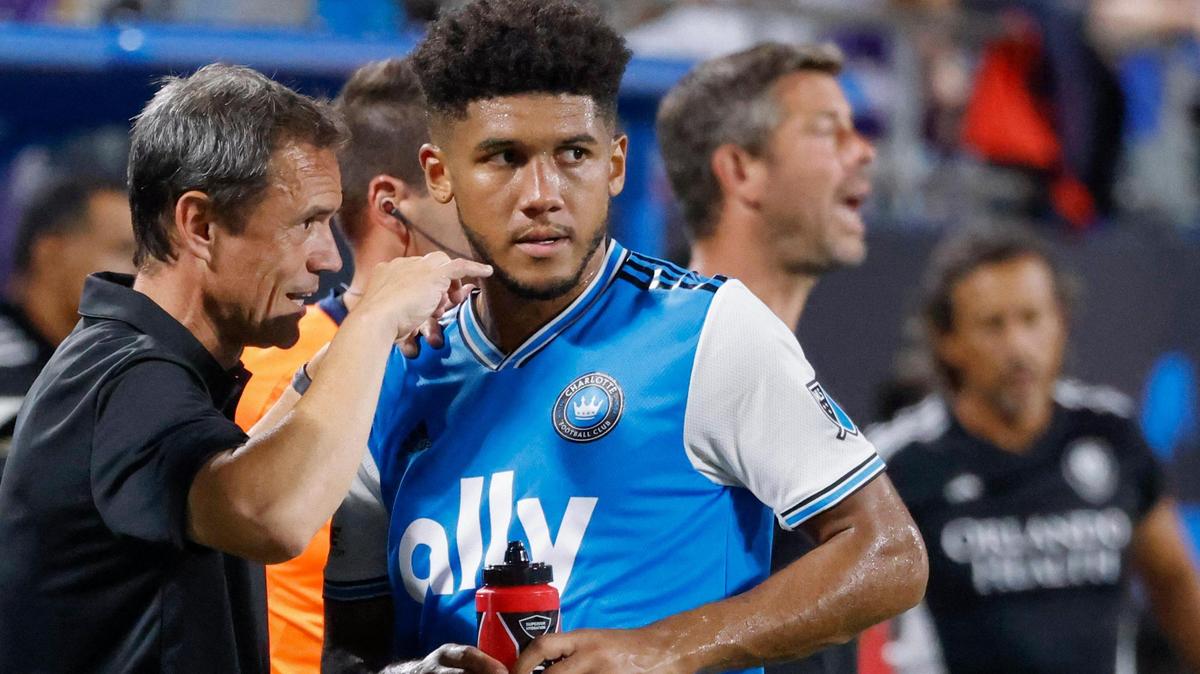 Charlotte FC head coach Christian Lattanzio talks to defender Jaylin Lindsey in the second half against Orlando City in Charlotte, N.C., Sunday, Aug. 21, 2022.