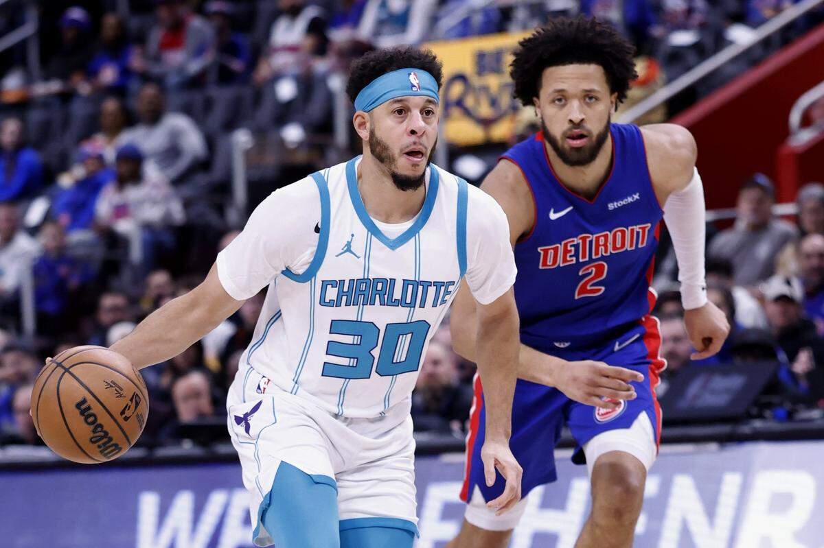 Charlotte Hornets guard Seth Curry (30) dribbles on Detroit Pistons guard Cade Cunningham (2) in the first half at Little Caesars Arena.