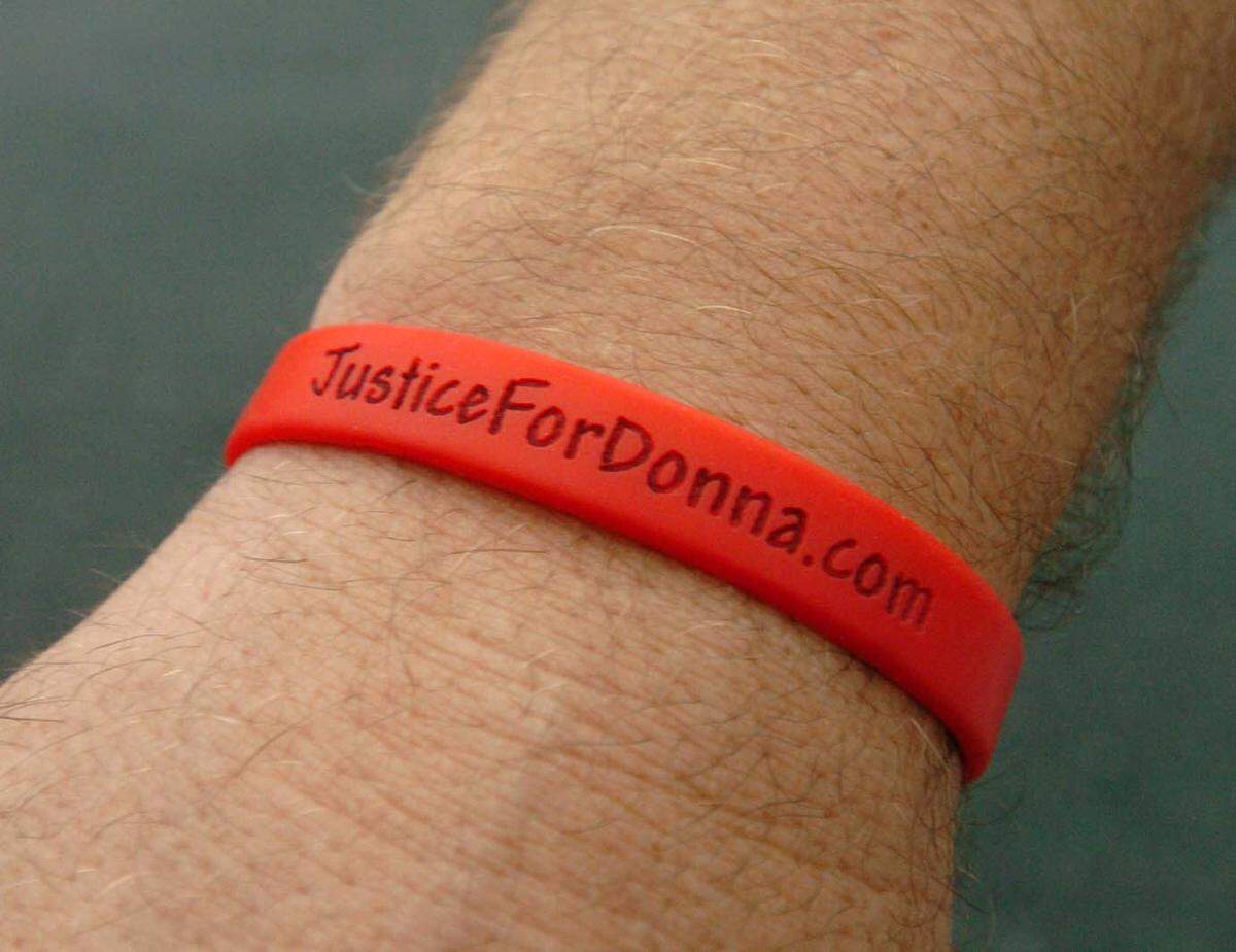 In 2008, John King, the CEO of Sun Drop Bottling Co mpany, wore a bracelet in honor of Donna Barnhardt.
