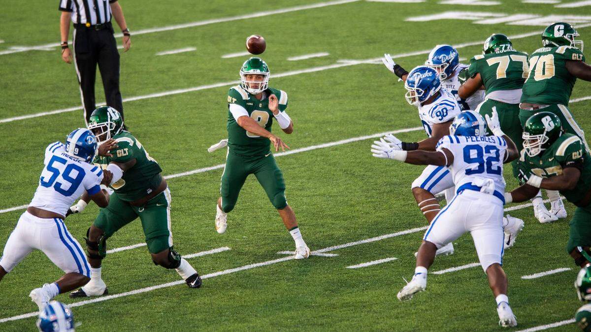 Charlotte quarterback Chris Reynolds, center, throws a pass against Duke on Sept. 3. The 49ers play at Illinois on Saturday.