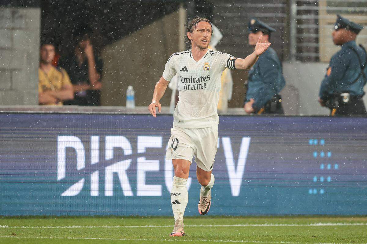 Real Madrid midfielder Luka Modric (10) reacts during the first half of an international friendly against Barcelona at MetLife Stadium in East rutherford, NJ. on Aug. 3, 2024