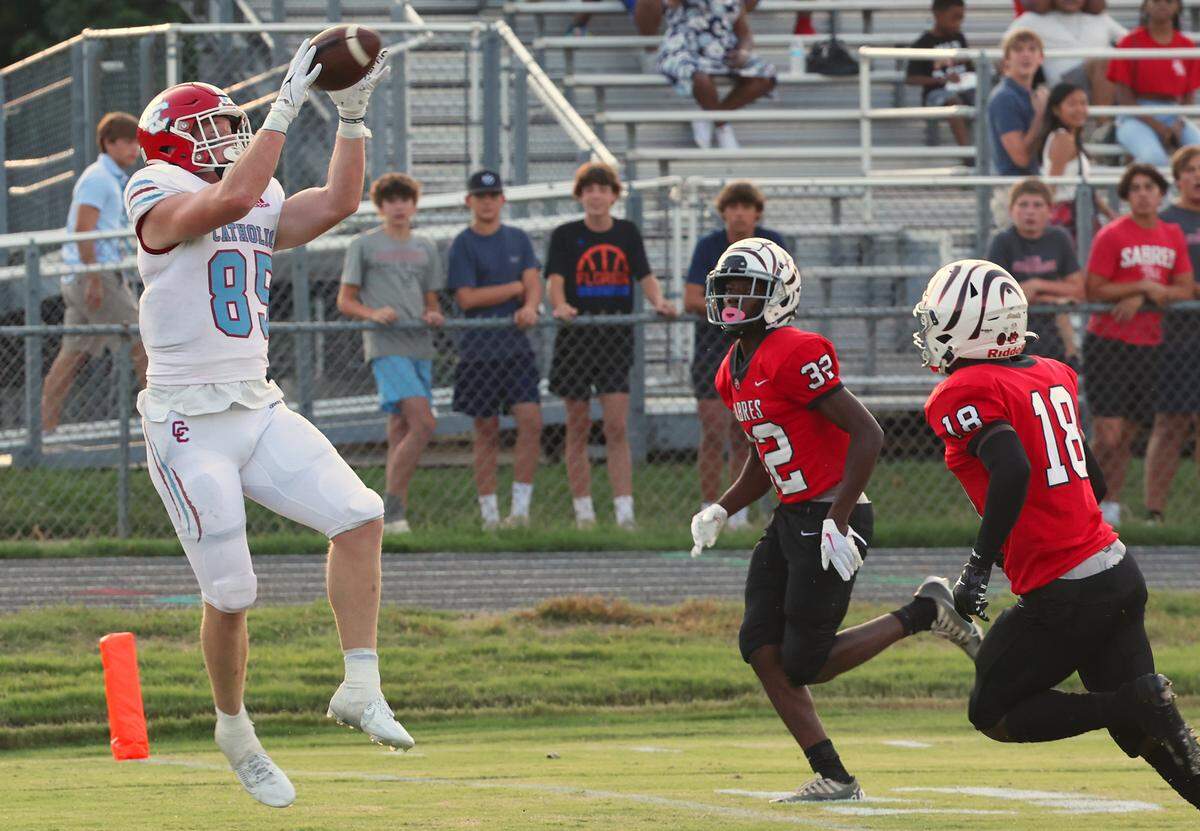 Charlotte Catholic’s tight end Jack Larsen catches a touchdown pass during first quarter action against the South Meck Sabres on Friday, August 18, 2023 at South Meck High School.