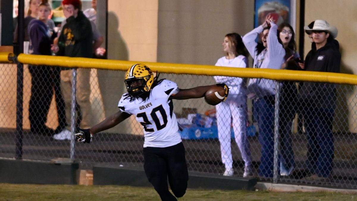 Lincolnton Wolves fullback Khamoni Heath runs into the end zone for a touchdown against Bandys on Thursday, September 29, 2022. Jeff Siner/The Charlotte Observer