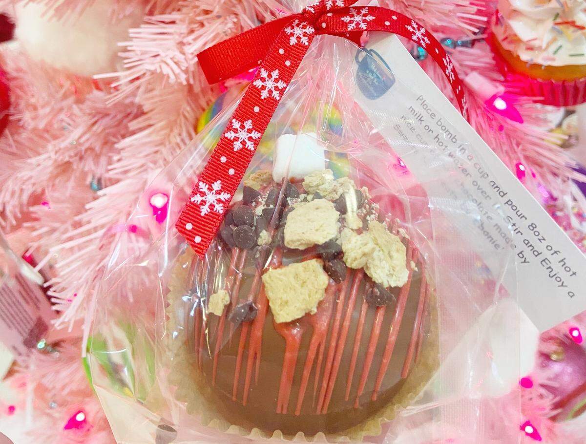 This s’mores hot chocolate bomb is the perfect gift for a friend (or for you).