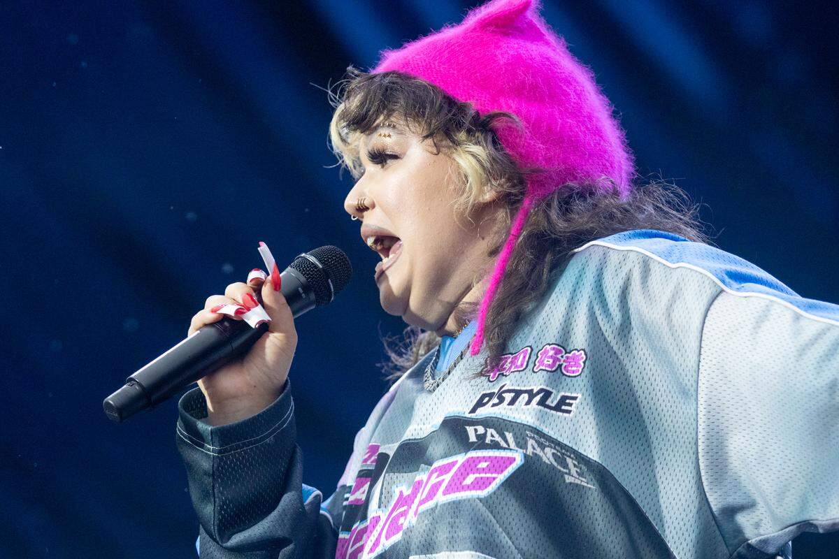 Lola Young performs at Lovin’ Life Music Fest.