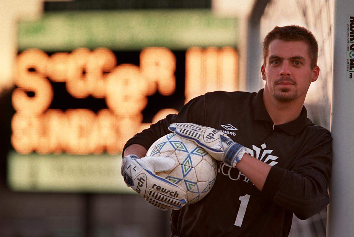 12/08/96 7H BOB LEVERONE/Staff Jon Busch realizes what it takes to keep the scoreboard lit for UNCC throughout the NCAAs: “You let down once and your season’s over,” he said. The 49ers host Hartford with a Final Four berth at stake. (UNPUBLISHED NOTES:) (12/4/96 GREENJR) UNCC goalee John Busch hopes he can help keep the scoreboard lit at UNCC’s TransAmerica Soccer Field thorughout the NCAA finals. photo by bob leverone