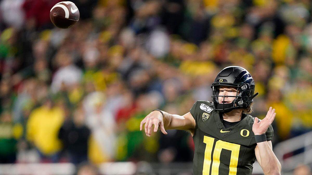 Justin Herbert impressive in his first Senior Bowl practice in front of Panthers coaches